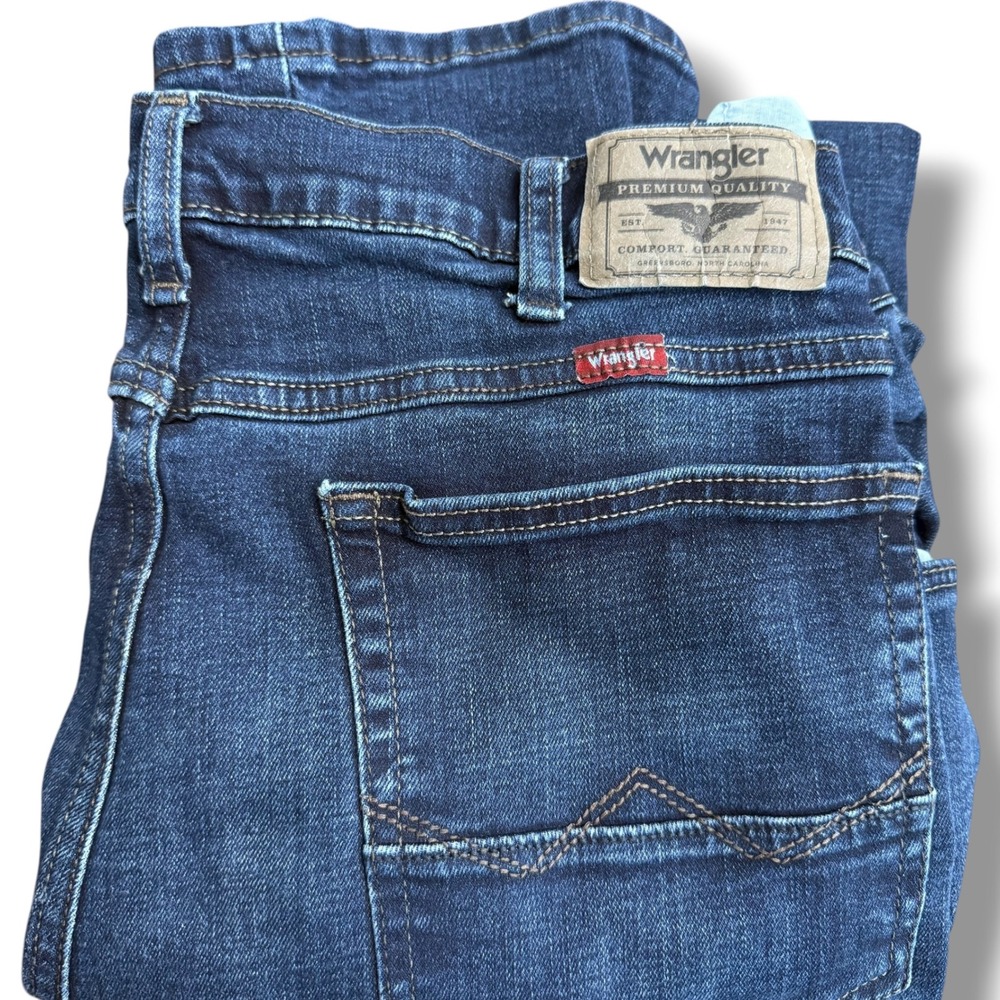 Wrangler Straight Fit Men's 38x32 Dark Wash Denim Jeans Size Comfort Guaranteed‎